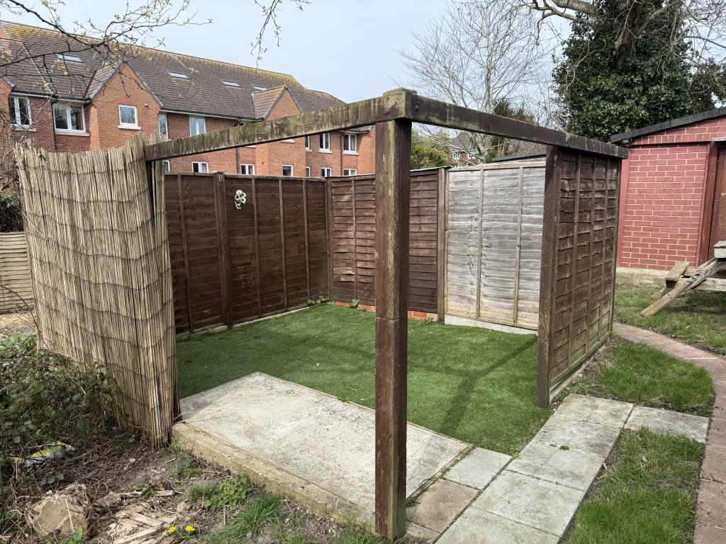 Lot: 142 - ONE-BEDROOM FLAT - Enclosed garden area within communal garden